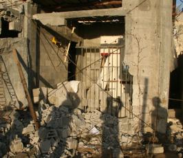 عدسة « فلسطين اليوم » تتجول وسط الدمار الذي لحق بمنازل المواطنين جراء القصف الإسرائيلي