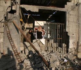 عدسة « فلسطين اليوم » تتجول وسط الدمار الذي لحق بمنازل المواطنين جراء القصف الإسرائيلي