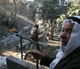 عدسة « فلسطين اليوم » تتجول وسط الدمار الذي لحق بمنازل المواطنين جراء القصف الإسرائيلي
