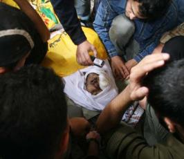 عدسة فلسطين اليوم.. شاهد صور وداع الشهيد على حجازي من قبل ذويه