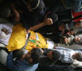 عدسة فلسطين اليوم.. شاهد صور وداع الشهيد على حجازي من قبل ذويه
