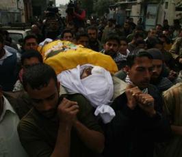 عدسة فلسطين اليوم.. شاهد صور وداع الشهيد على حجازي من قبل ذويه