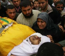 عدسة فلسطين اليوم.. شاهد صور وداع الشهيد على حجازي من قبل ذويه