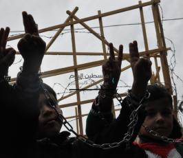 أطفال الجنازير