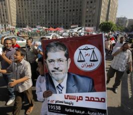 المصريون يواصلون الاحتجاج بميدان التحرير لتسليم السلطة للرئيس مرسى