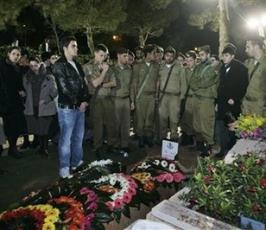 بالصور ..« إنهم يألمون كما تألمون » ... يدفنون قتلاهم في « إسرائيل »