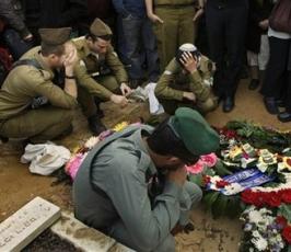 بالصور .. جنود صهاينة يبكون قتلاهم في غزة 