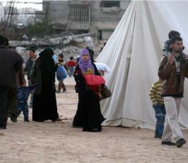 بالصور  : الفلسطينيون يحاولون تدبير أمورهم بعد الدمار الذي لحق بمنازلهم 