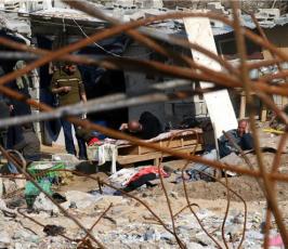 بالصور  : الفلسطينيون يحاولون تدبير أمورهم بعد الدمار الذي لحق بمنازلهم 