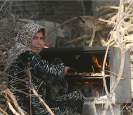 بالصور  : الفلسطينيون يحاولون تدبير أمورهم بعد الدمار الذي لحق بمنازلهم 