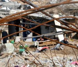 بالصور  : الفلسطينيون يحاولون تدبير أمورهم بعد الدمار الذي لحق بمنازلهم 