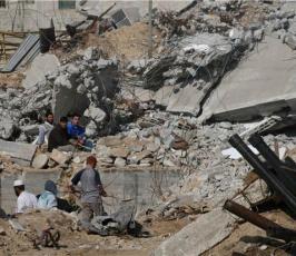 بالصور  : الفلسطينيون يحاولون تدبير أمورهم بعد الدمار الذي لحق بمنازلهم 