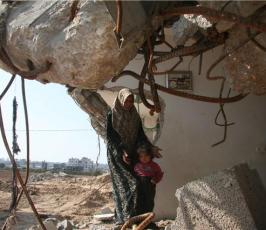 بالصور  : الفلسطينيون يحاولون تدبير أمورهم بعد الدمار الذي لحق بمنازلهم 