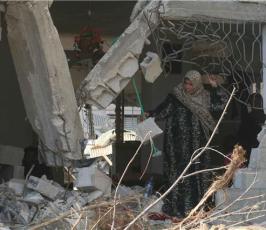 بالصور  : الفلسطينيون يحاولون تدبير أمورهم بعد الدمار الذي لحق بمنازلهم 