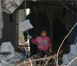 بالصور  : الفلسطينيون يحاولون تدبير أمورهم بعد الدمار الذي لحق بمنازلهم 