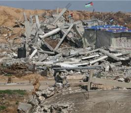 بالصور  : الفلسطينيون يحاولون تدبير أمورهم بعد الدمار الذي لحق بمنازلهم 