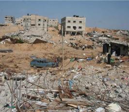 بالصور  : الفلسطينيون يحاولون تدبير أمورهم بعد الدمار الذي لحق بمنازلهم 