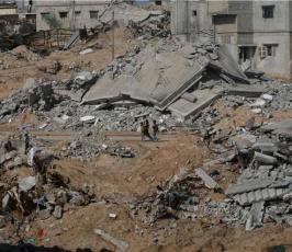 بالصور  : الفلسطينيون يحاولون تدبير أمورهم بعد الدمار الذي لحق بمنازلهم 