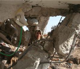 بالصور  : الفلسطينيون يحاولون تدبير أمورهم بعد الدمار الذي لحق بمنازلهم 