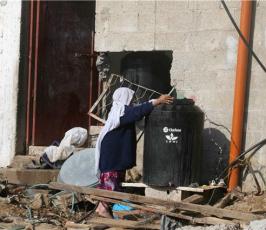 بالصور  : الفلسطينيون يحاولون تدبير أمورهم بعد الدمار الذي لحق بمنازلهم 