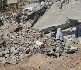 بالصور  : الفلسطينيون يحاولون تدبير أمورهم بعد الدمار الذي لحق بمنازلهم 