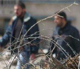 بالصور  : الفلسطينيون يحاولون تدبير أمورهم بعد الدمار الذي لحق بمنازلهم 