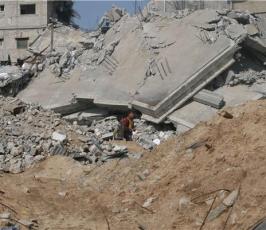 بالصور  : الفلسطينيون يحاولون تدبير أمورهم بعد الدمار الذي لحق بمنازلهم 