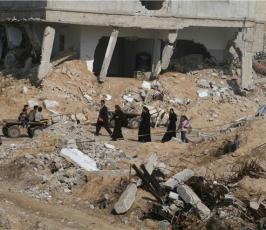 بالصور  : الفلسطينيون يحاولون تدبير أمورهم بعد الدمار الذي لحق بمنازلهم 