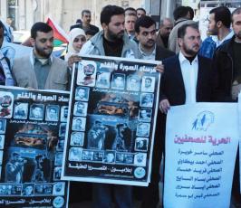 بالصور الاعتصام الذى نفذه منتدى الاعلاميين الفلسطينيين تنديدا بإعتقال زملاء لهم فى الضفة
