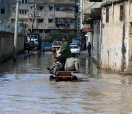 عدسة فلسطين اليوم تتجول في مخيمات ايواء المشردين التي غمرتها مياه الأمطار