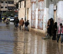 عدسة فلسطين اليوم تتجول في مخيمات ايواء المشردين التي غمرتها مياه الأمطار