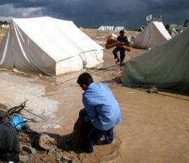 عدسة فلسطين اليوم تتجول في مخيمات ايواء المشردين التي غمرتها مياه الأمطار