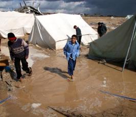 عدسة فلسطين اليوم تتجول في مخيمات ايواء المشردين التي غمرتها مياه الأمطار