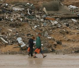 عدسة فلسطين اليوم تتجول في مخيمات ايواء المشردين التي غمرتها مياه الأمطار