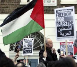 عدسة « فلسطين اليوم » ترافق قافلة شريان الحياة وهي تسلم المساعدات للحكومة في غزة