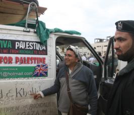 عدسة « فلسطين اليوم » ترافق قافلة شريان الحياة وهي تسلم المساعدات للحكومة في غزة
