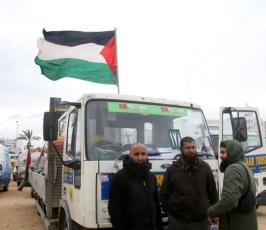 عدسة « فلسطين اليوم » ترافق قافلة شريان الحياة وهي تسلم المساعدات للحكومة في غزة