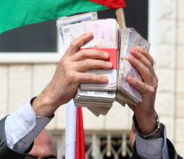 عدسة « فلسطين اليوم » ترافق قافلة شريان الحياة وهي تسلم المساعدات للحكومة في غزة