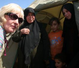 عدسة « فلسطين اليوم » ترافق قافلة شريان الحياة وهي تسلم المساعدات للحكومة في غزة