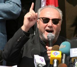 عدسة « فلسطين اليوم » ترافق قافلة شريان الحياة وهي تسلم المساعدات للحكومة في غزة