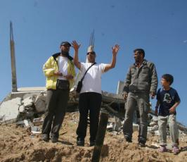 عدسة « فلسطين اليوم » ترافق قافلة شريان الحياة وهي تسلم المساعدات للحكومة في غزة