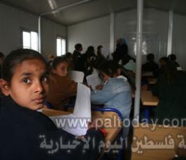 « فلسطين اليوم » تلتقط صوراً لطلبة مدرسة ميدانية أقيمت على أنقاض أخرى مدمرة بغزة 