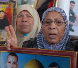 عدسة « فلسطين اليوم » تشارك أهالي الأسرى فى اعتصامهم أمام مقر الصليب بغزة