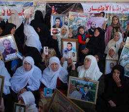 عدسة « فلسطين اليوم » تشارك أهالي الأسرى فى اعتصامهم أمام مقر الصليب بغزة