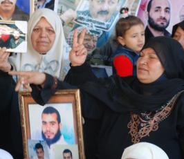 عدسة « فلسطين اليوم » تشارك أهالي الأسرى فى اعتصامهم أمام مقر الصليب بغزة