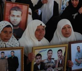 عدسة « فلسطين اليوم » تشارك أهالي الأسرى فى اعتصامهم أمام مقر الصليب بغزة