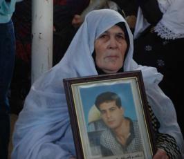 عدسة « فلسطين اليوم » تشارك أهالي الأسرى فى اعتصامهم أمام مقر الصليب بغزة