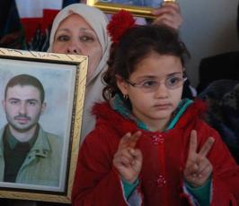 عدسة « فلسطين اليوم » تشارك أهالي الأسرى فى اعتصامهم أمام مقر الصليب بغزة