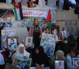 عدسة « فلسطين اليوم » تشارك أهالي الأسرى فى اعتصامهم أمام مقر الصليب بغزة