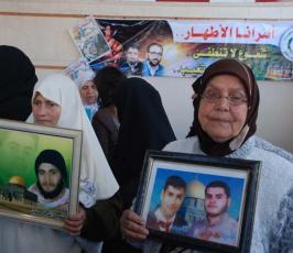 عدسة « فلسطين اليوم » تشارك أهالي الأسرى فى اعتصامهم أمام مقر الصليب بغزة